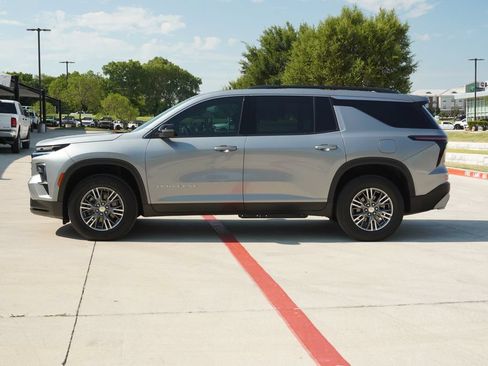 Used 2024 Chevrolet Traverse LT FWD image 2