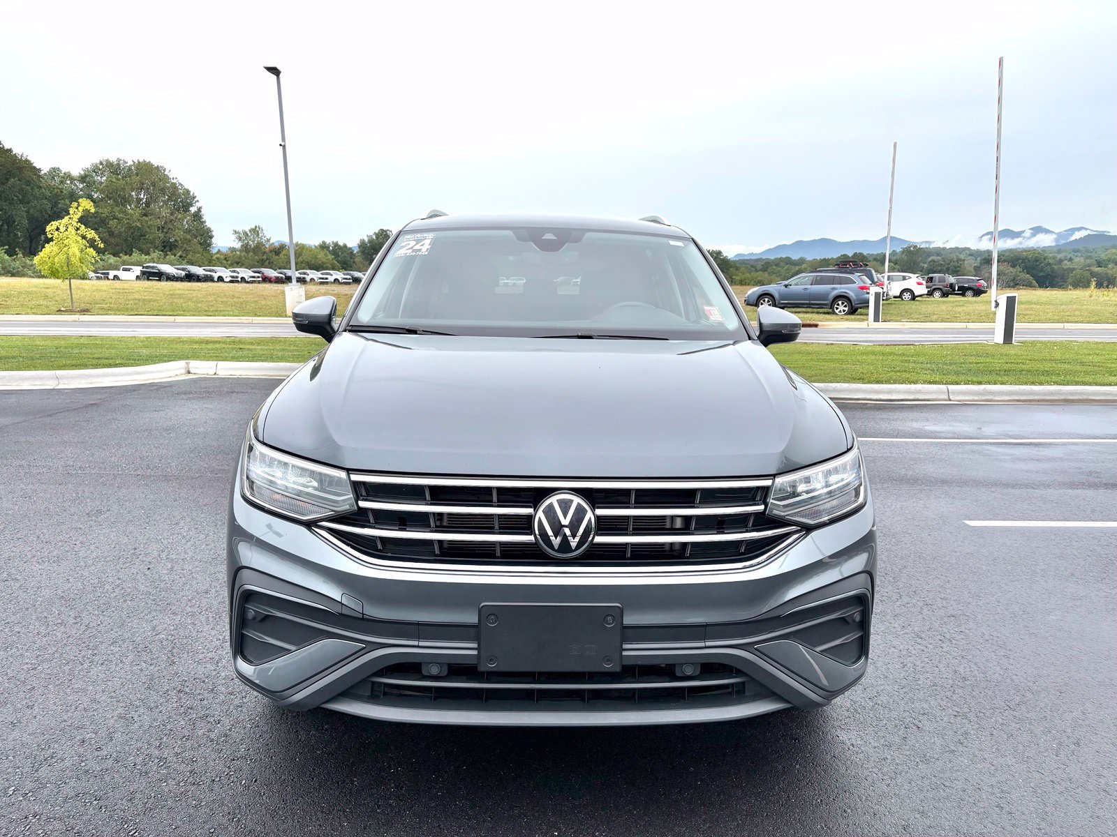 Used 2024 Volkswagen Tiguan SE AWD/4WD image 2