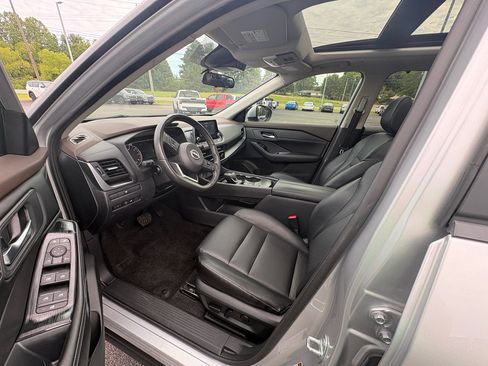 Used 2023 Nissan Rogue SV w/ SV Premium B Package FWD image 11