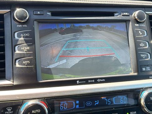 Used 2019 Toyota Highlander SE image 28