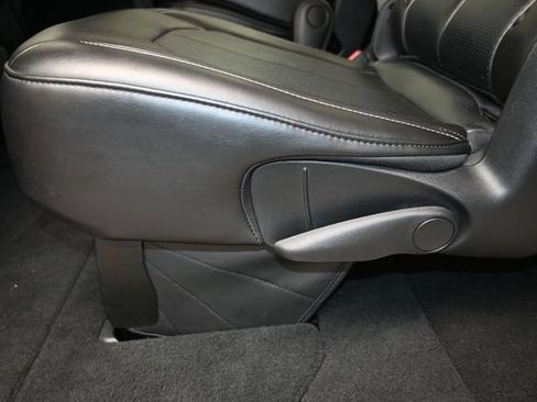 Used 2024 Chrysler Pacifica Touring-L FWD image 10