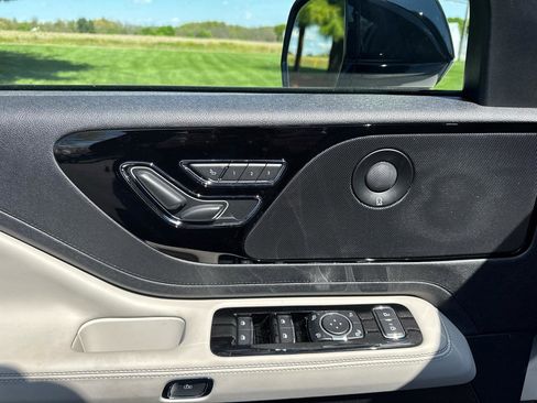 Used 2025 Lincoln Aviator Reserve AWD/4WD image 21