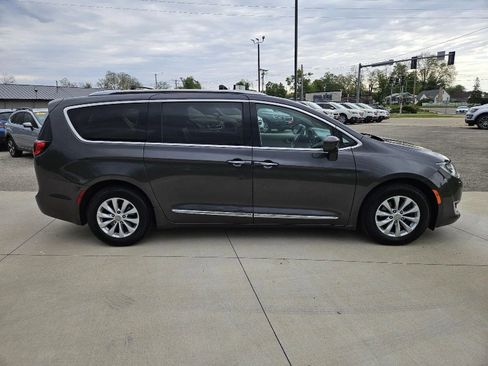 Used 2019 Chrysler Pacifica Touring-L FWD image 5
