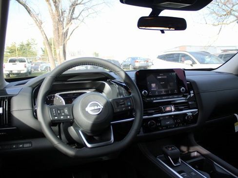 New 2025 Nissan Pathfinder SV image 6
