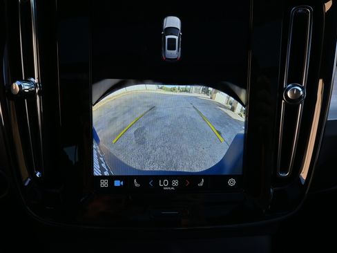 Used 2025 Volvo XC40 B5 Core image 27