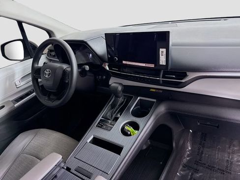 Used 2025 Toyota Sienna LE w/ LE Plus Package image 29