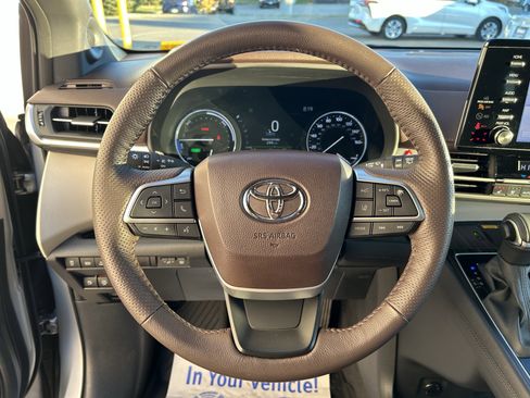 Certified 2024 Toyota Sienna Platinum image 27