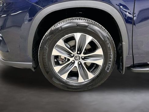 Used 2024 Toyota Highlander XLE AWD/4WD image 35