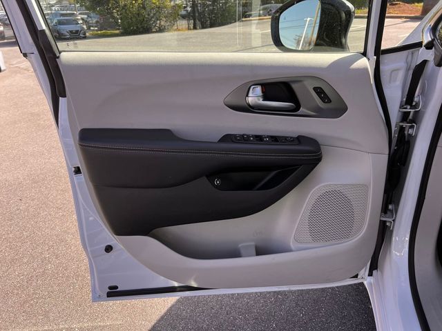 Used 2024 Chrysler Pacifica Limited FWD image 11