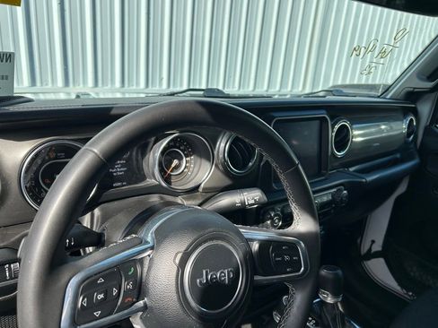 Used 2023 Jeep Gladiator Overland AWD/4WD image 2