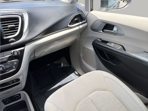 Used 2017 Chrysler Pacifica Touring Plus FWD image 15