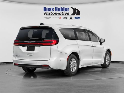 Used 2026 Chrysler Pacifica Select FWD image 2