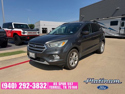 Used 2017 Ford Escape SE w/ SE Leather Comfort Package FWD image 3