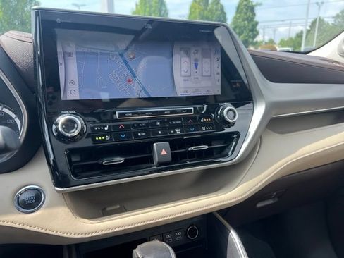 Used 2022 Toyota Highlander Platinum AWD/4WD image 18