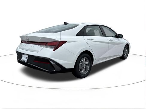 New 2026 Hyundai Elantra SE FWD image 3