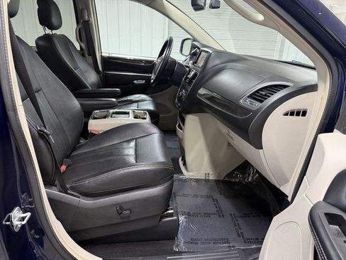 Used 2014 Chrysler Town & Country Touring-L w/ Driver Convenience Group FWD image 30