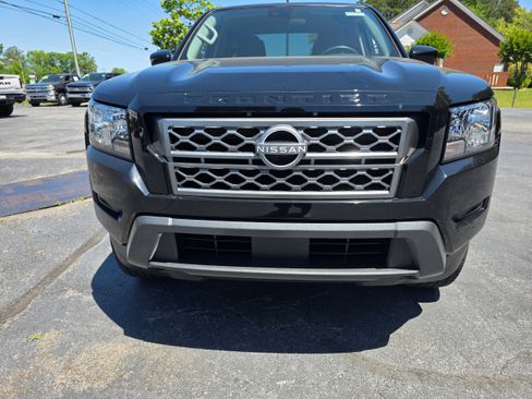 Used 2024 Nissan Frontier SV w/ Technology Package RWD image 2