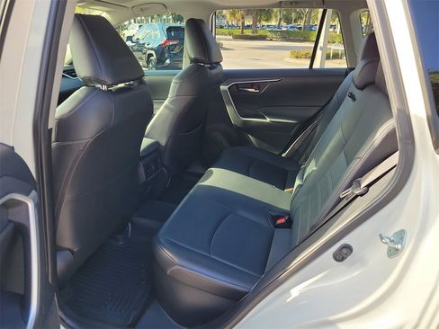 Used 2021 Toyota RAV4 XLE Premium image 11