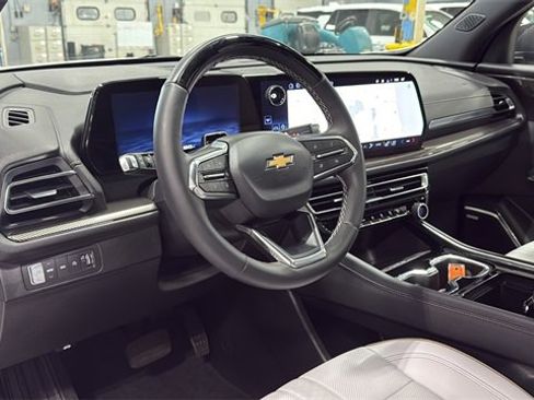Used 2025 Chevrolet Traverse High Country image 8