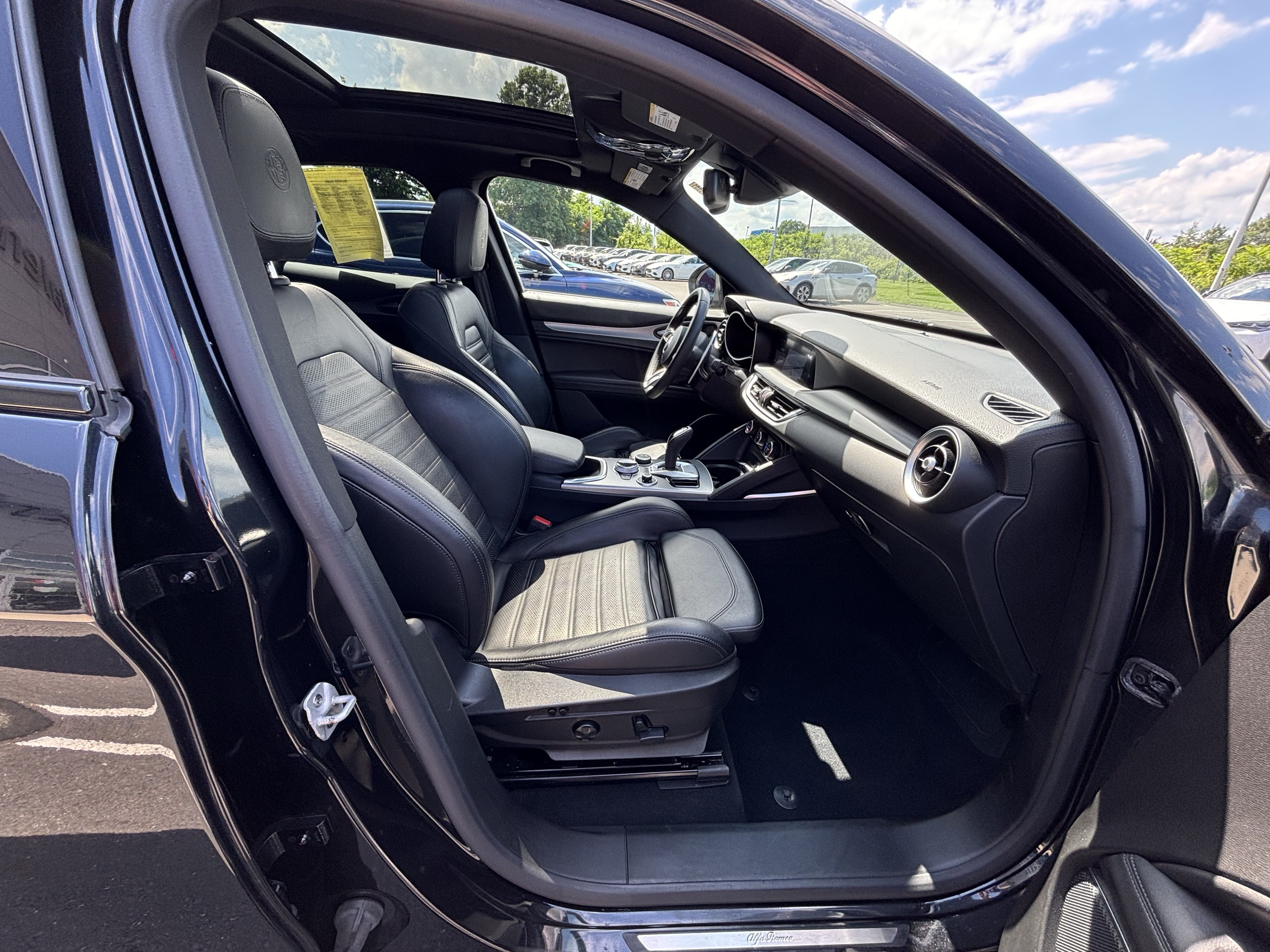 Used 2023 Alfa Romeo Stelvio Veloce AWD/4WD image 32