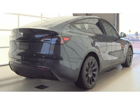 Used 2024 Tesla Model Y Long Range AWD/4WD image 3