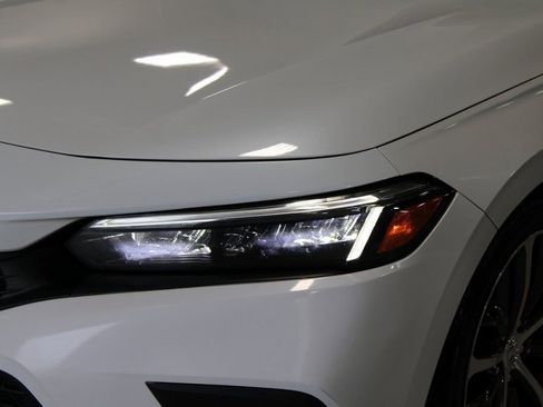 Used 2022 Honda Civic Touring image 2