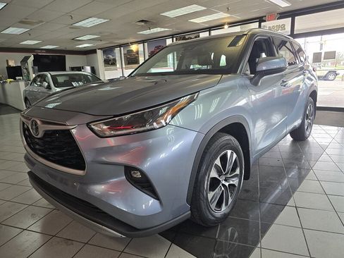 Used 2021 Toyota Highlander XLE image 1