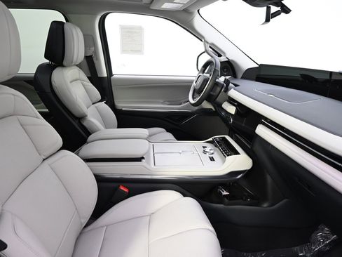 New 2025 Lincoln Navigator L Reserve image 16