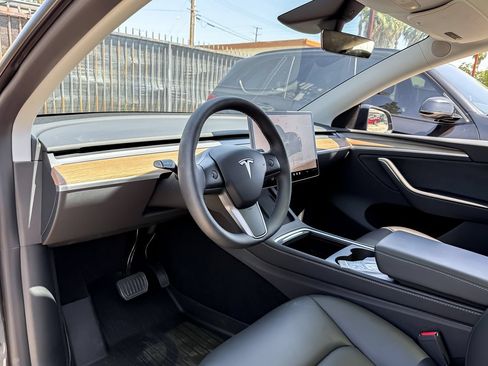 Used 2024 Tesla Model Y Long Range AWD/4WD image 5