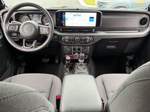 Used 2025 Jeep Gladiator Rubicon w/ Convenience Group image 13