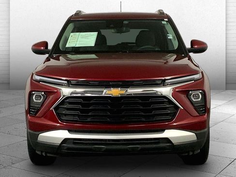 Used 2025 Chevrolet TrailBlazer LT w/ Driver Confidence Package AWD/4WD image 2