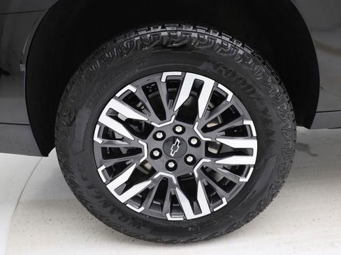 Used 2025 Chevrolet Suburban Z71 image 10
