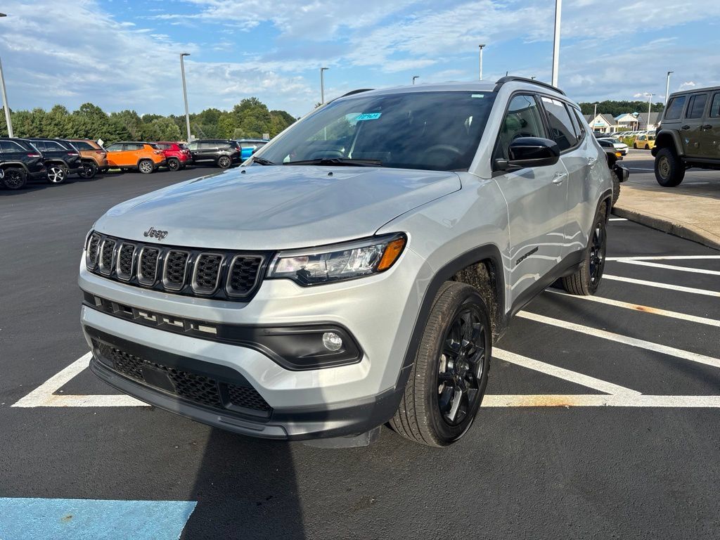 Used 2025 Jeep Compass Latitude w/ Altitude Special Edition AWD/4WD image 5