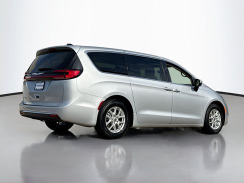 Used 2023 Chrysler Pacifica Touring-L FWD image 2