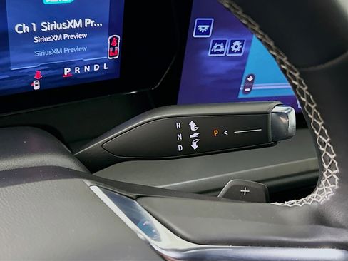 Used 2025 Chevrolet Traverse LT image 25