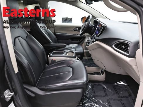 Used 2023 Chrysler Pacifica Touring-L FWD image 24