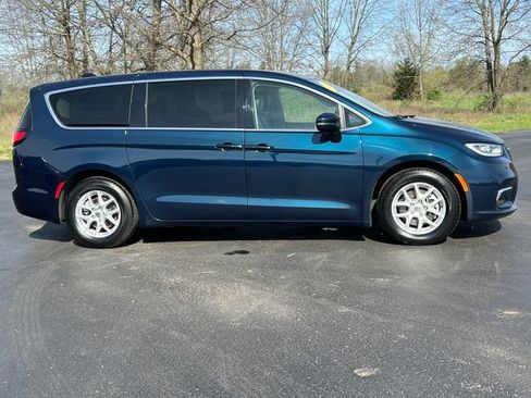 Used 2023 Chrysler Pacifica Touring-L FWD image 48