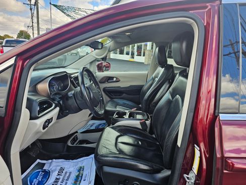 Used 2017 Chrysler Pacifica Touring-L image 11