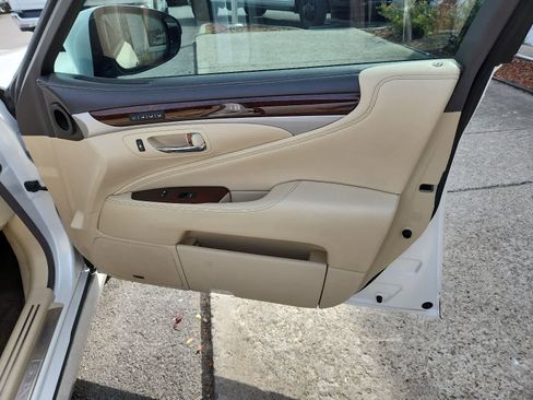 Used 2016 Lexus LS 460 w/ Comfort Package RWD image 22