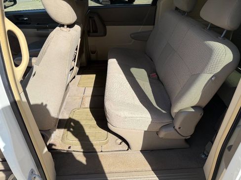 Used 2008 Chrysler Town & Country LX FWD image 12