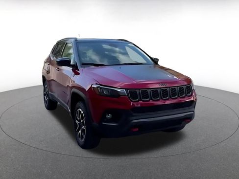 Used 2025 Jeep Compass Trailhawk AWD/4WD image 3