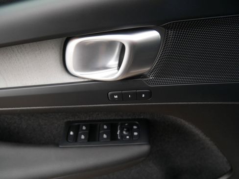 Certified 2025 Volvo XC40 B5 Plus AWD/4WD image 18
