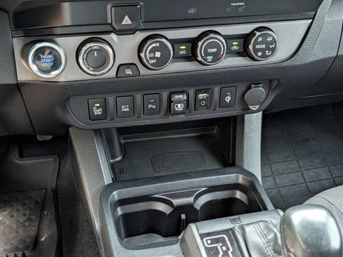 Used 2019 Toyota Tacoma TRD Off-Road w/ Technology Package AWD/4WD image 9