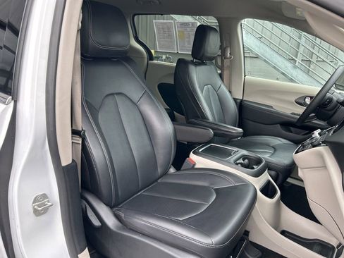 Certified 2024 Chrysler Pacifica Touring-L image 39