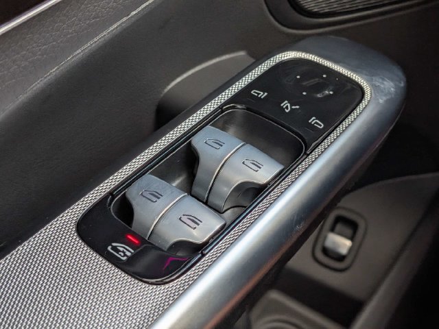 Used 2025 Mercedes-Benz GLC 300 4MATIC image 21