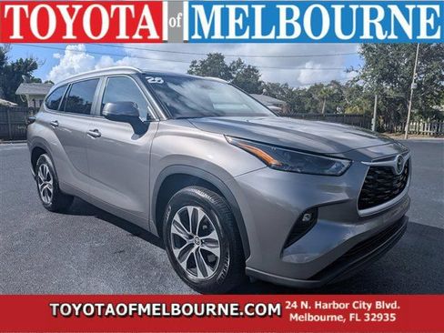 Used 2025 Toyota Highlander XLE FWD image 1