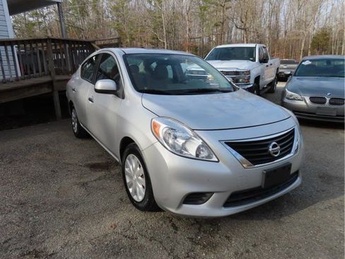 Used 2012 Nissan Versa SV image 4