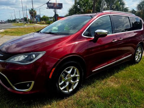 Used 2017 Chrysler Pacifica Limited FWD image 1
