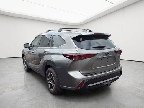 Used 2025 Toyota Highlander XLE AWD/4WD image 8