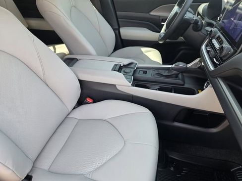 Used 2026 Toyota Grand Highlander XLE image 11